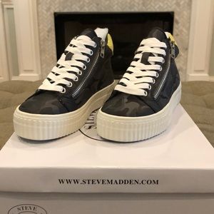 Steve Madden Grey Camo High Top Sneaker. NEW